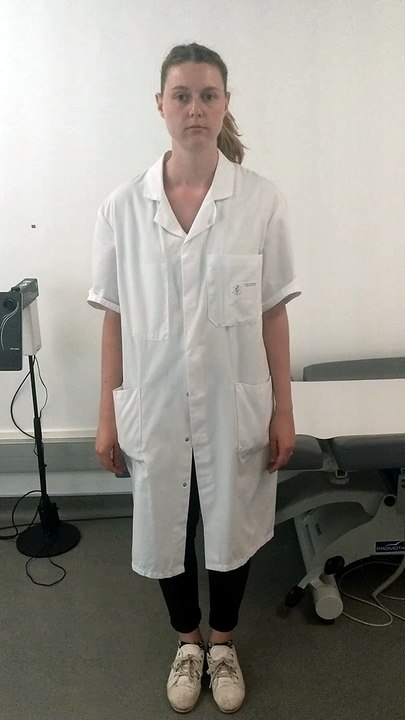 exercice de rééducation vestibulo-spinal et cervical dans le plan vertical.