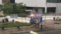 Lluvia y prohibición policial no evitan una nueva marcha masiva en Hong Kong