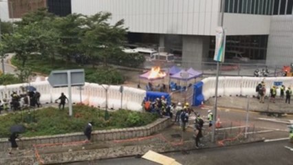 Lluvia y prohibición policial no evitan una nueva marcha masiva en Hong Kong
