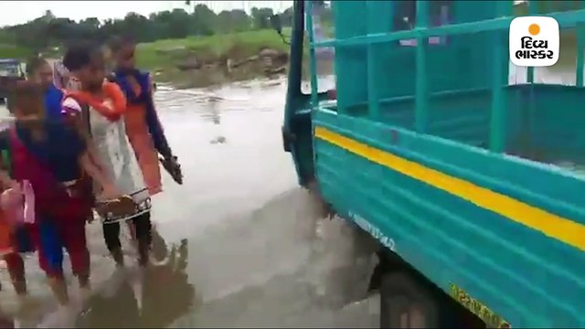 અશ્વિની નદીના કોઝવે પર ધસમસતા પાણીમાંથી પસાર થઇને 35 વિદ્યાર્થીઓ સ્કૂલે જાય છે