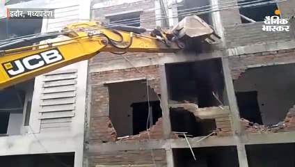 नगर निगम टीम ने निर्माणाधीन हॉस्टल गिराया