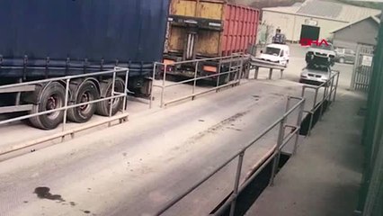 Hurda aracı, otomobilinin tavanında taşıdı