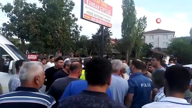 Bursa'da Kaza İsyanı... Mahalle Sakinleri Sık Sık Kaza Yaşanan Yolu Kapattı
