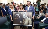 İmamoğlu, görevden alınan HDP'li belediye başkanına, valinin İBB'den indirdiği Atatürk portresini hediye etti