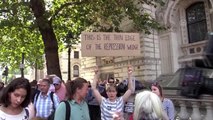 İngiltere'de parlamentoyu tatil kararı protesto edildi
