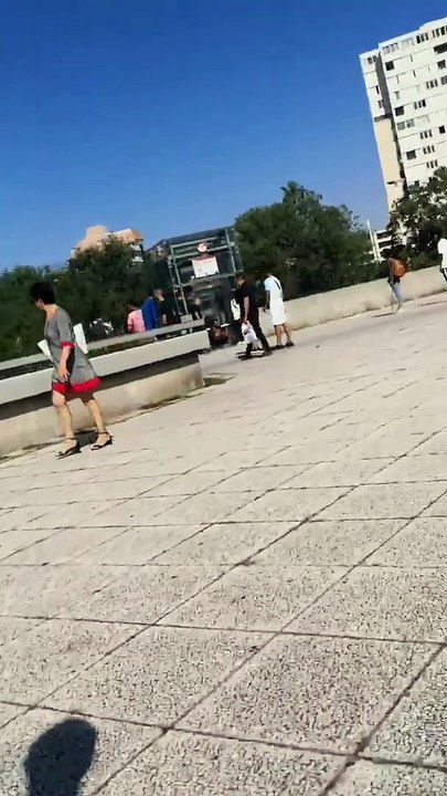 ATTAQUE À VILLEURBANNE : Vidéo d'un des assaillants neutralisé par des passants près de l'arrêt de bus