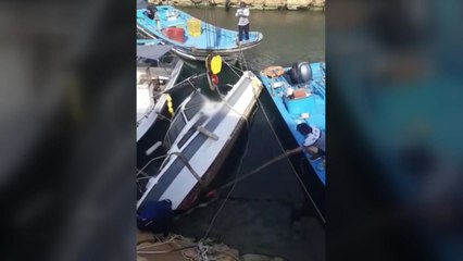 해경, 침수중인 1톤 모터보트 긴급 인양 / YTN