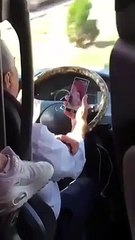 Un chauffeur de bus turque passe un coup de fil en visio tout en roulant... Scandaleux