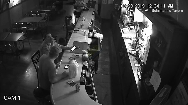 En plein braquage, ce client de bar reste tranquille et continu à boire son verre