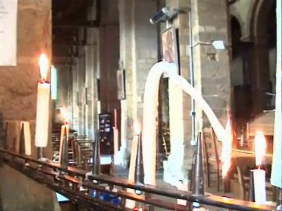 BIZARROÏDE  BOUGIE  A L'ABBAYE DE DAOULAS