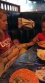 Video e pabesueshme, foshnja 18 muajshe i jep për të ngrënë nënës teksa ushqehet me gji