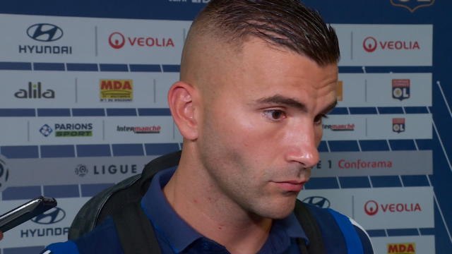 4e j. - Lopes : Ces banderoles n'ont rien à faire dans un stade