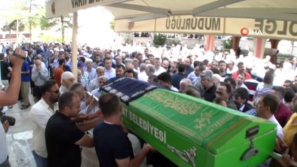 Kızıyla kaldırımda yürürken üzerine araç devrilen kadın son yolculuğuna uğurlandı