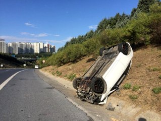 (Özel) Sultangazi'de kendisini sıkıştıran taksiciden kaçmak isterken takla attı