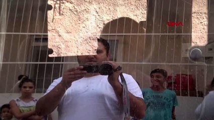 Kadınlar, 80 yaşındaki taciz zanlısını yakalayıp, polise teslim etti