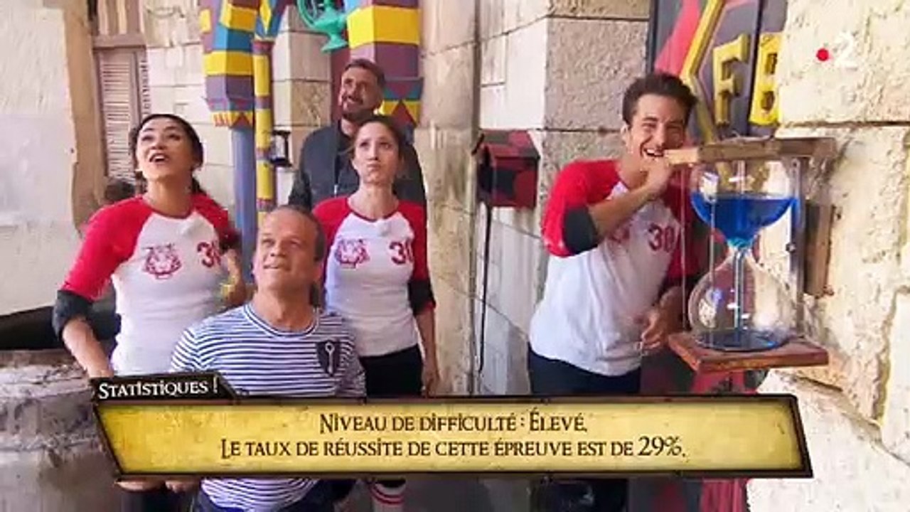 Fort Boyard - Le journaliste Yoann Riou provoque les rires de ses co-équipiers en collant moulant rouge dans une des épreuves du jeu