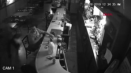 Bar soyuldu, o ise içmeye devam etti