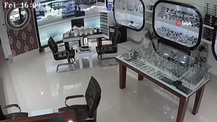Çalıştığı kuyumcudan 78 parça mücevherle kaçtı, 68 parça mücevherle yakalandı