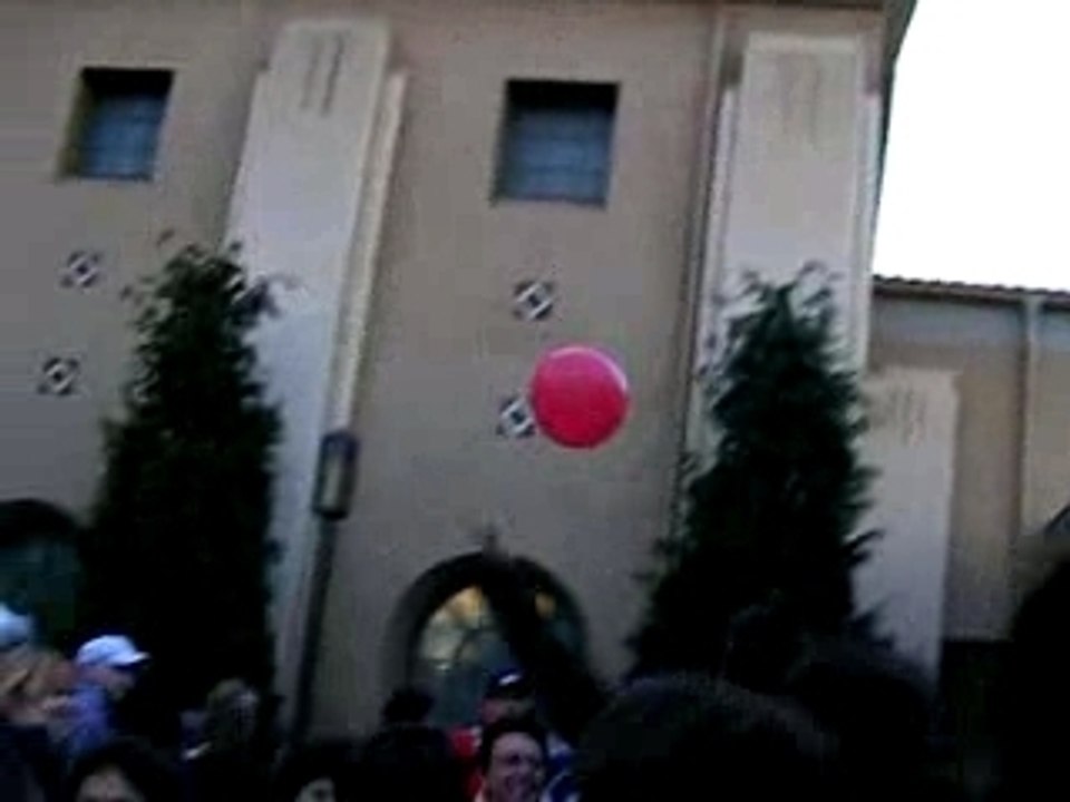 Jeux de Ballon dans le fille d'attente de la TOT