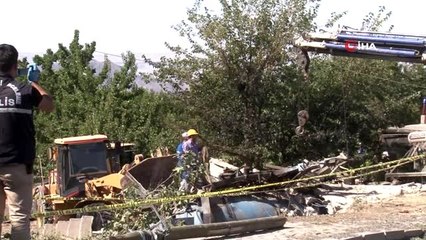 4 kişinin hayatını kaybettiği kazada iş makinesi olay yerinden kaldırıldı