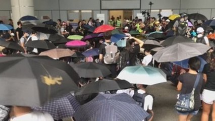 Los manifestantes atascan el transporte hacia el aeropuerto de Hong Kong
