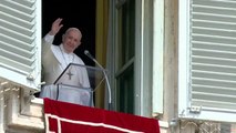 Il Papa si fa attendere. E' rimasto chiuso in ascensore