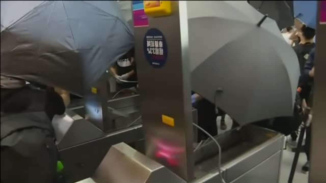 Crece la tensión y violencia en las protestas callejeras de Hong Kong