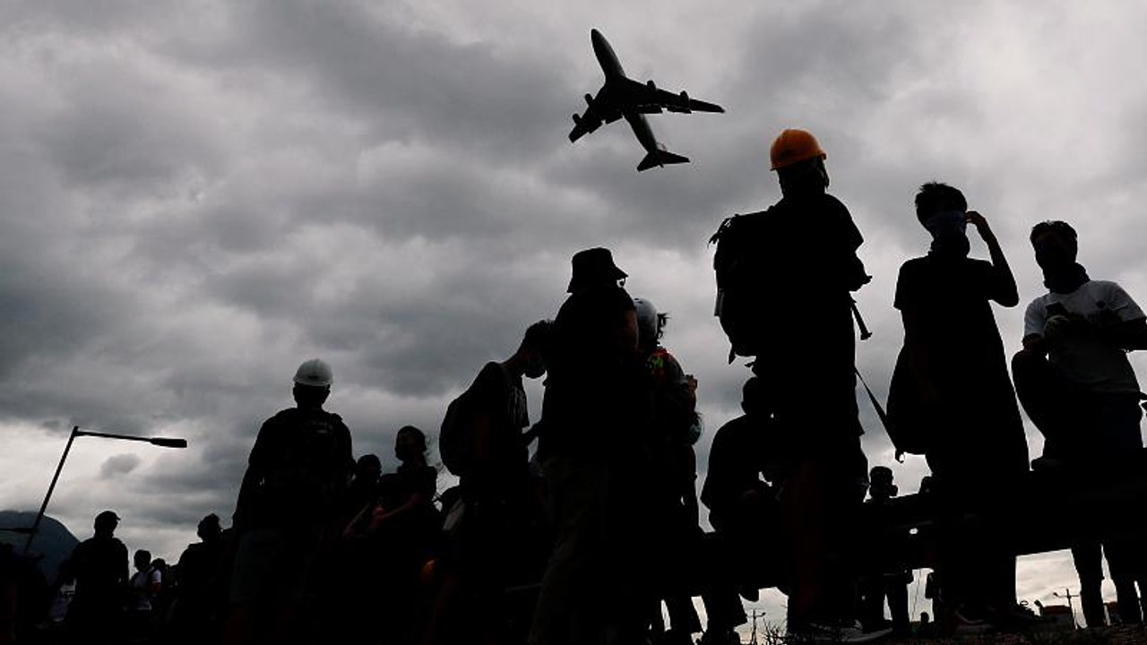 Chaos in Hongkong: Tausende Demonstranten blockieren Flughafen