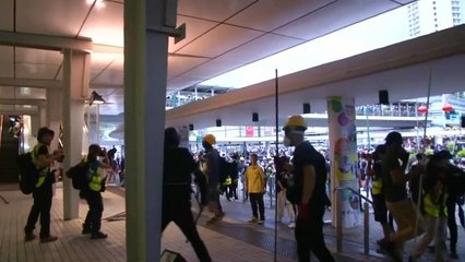 Video herunterladen: Hong Kong protesters target transit station as riot police mount search