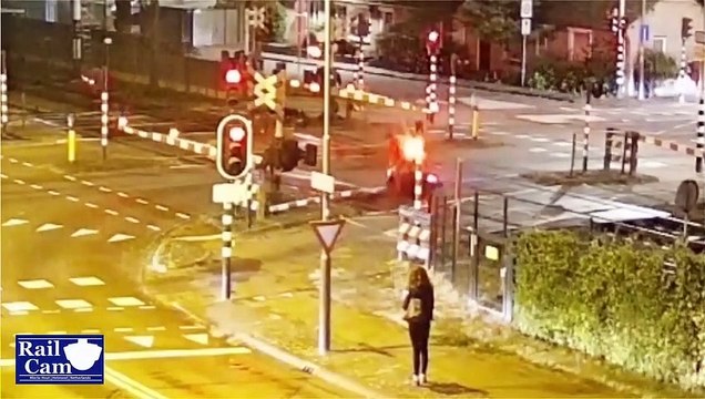 Ce conducteur de scooter n'aurait pa dû regarder la jolie demoiselle... Fail