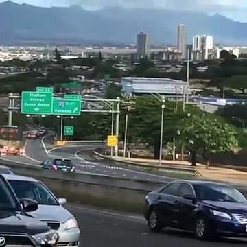 Un automobiliste croise une grosse remorque qui roule seule sur l'autoroute