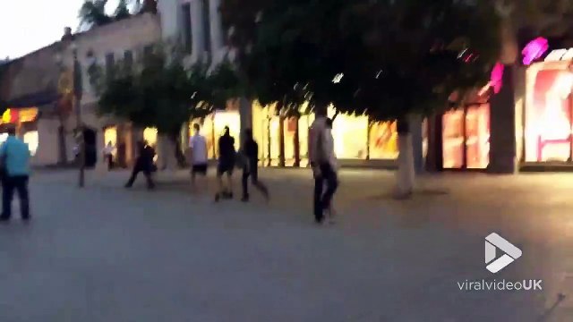 Un fou détruit la vitrine d'un magasin à coups de pieds en Russie !