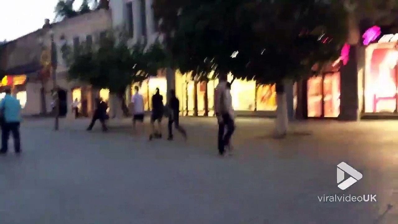 Un fou détruit la vitrine d'un magasin à coups de pieds en Russie !