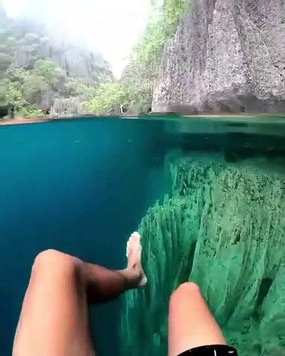 Ce touriste se filme en train de nager dans le lac Barracuda (Philippines)... Magnifique