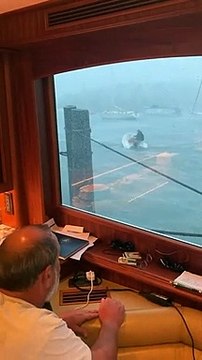 Un homme sur un bateau gonflable fait face aux vents de l'ouragan Dorian... Courageux