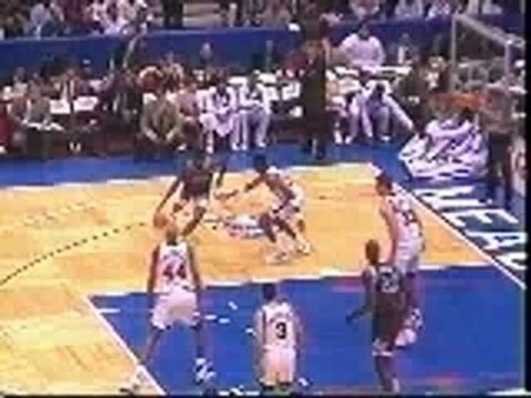 Shaquille O'Neal casse le panier