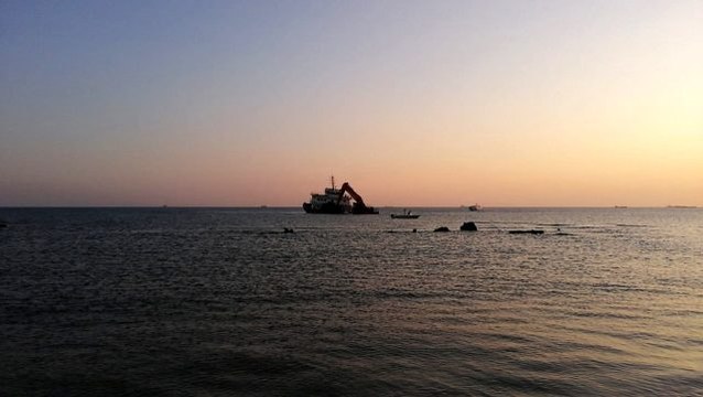 Bozcaada açıklarında su alan gemi karaya oturdu