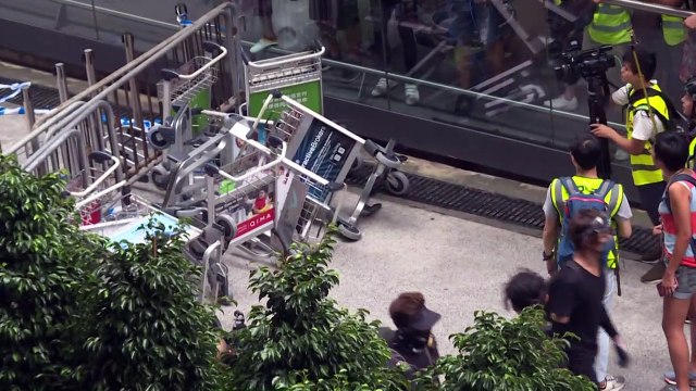 Manifestantes de Hong Kong bloquean el aeropuerto tras violentas protestas
