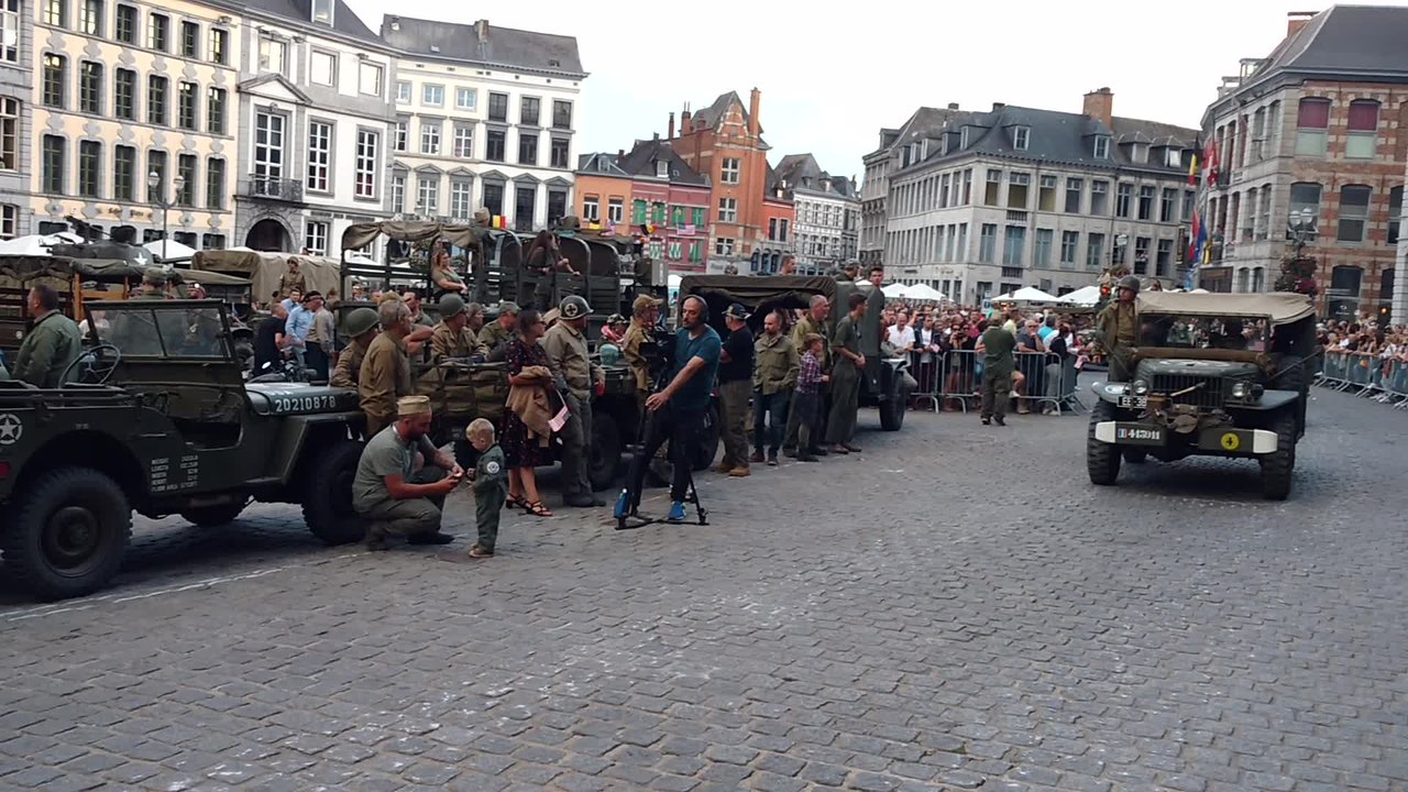 Tanks un Mons. Du spectacle sur la Grand Place. Vidéo Eric Ghislain p