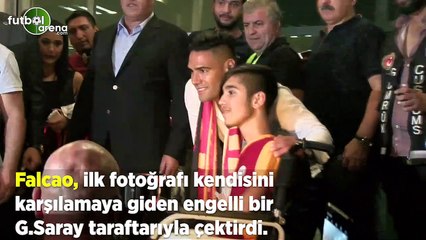 Falcao, ilk fotoğrafını kendisini karşılamaya giden engelli bir Galatasaray taraftarıyla çektirdi