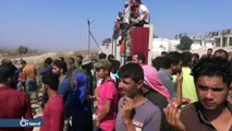 مئات النازحين يتظاهرون في معبر أطمة على الحدود السورية التركية