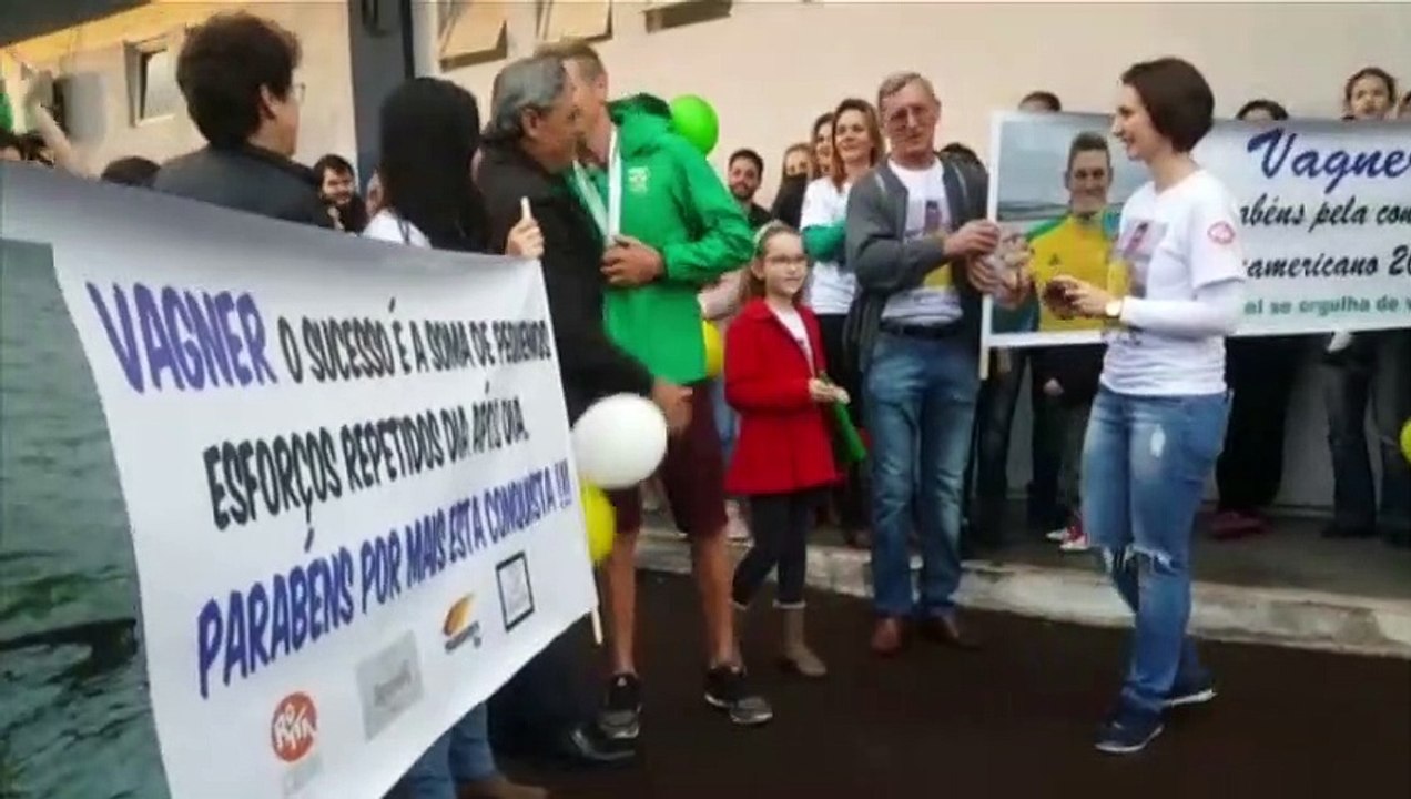 Após sequência de competições, atleta da canoagem tem recepção especial no aeroporto