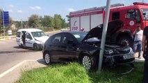 Otomobille hafif ticari araç çarpıştı: 4 yaralı - KOCAELİ