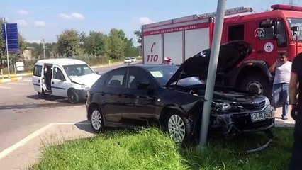 Otomobille hafif ticari araç çarpıştı: 4 yaralı - KOCAELİ