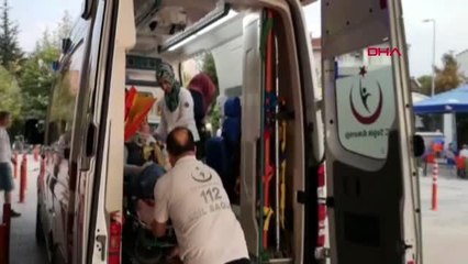 Şarampole uçan otomobilde 4 kişi yaralandı, kafesi sıkışan kuş kurtardı