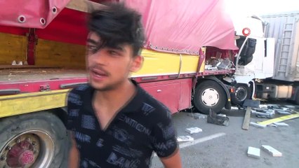 Tırlar kafa kafaya çarpıştı, ortalık savaş alanına döndü: 2 yaralı