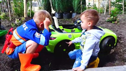 Nikita ride on children's car and stuck in the ground Vlad tows on the tractor