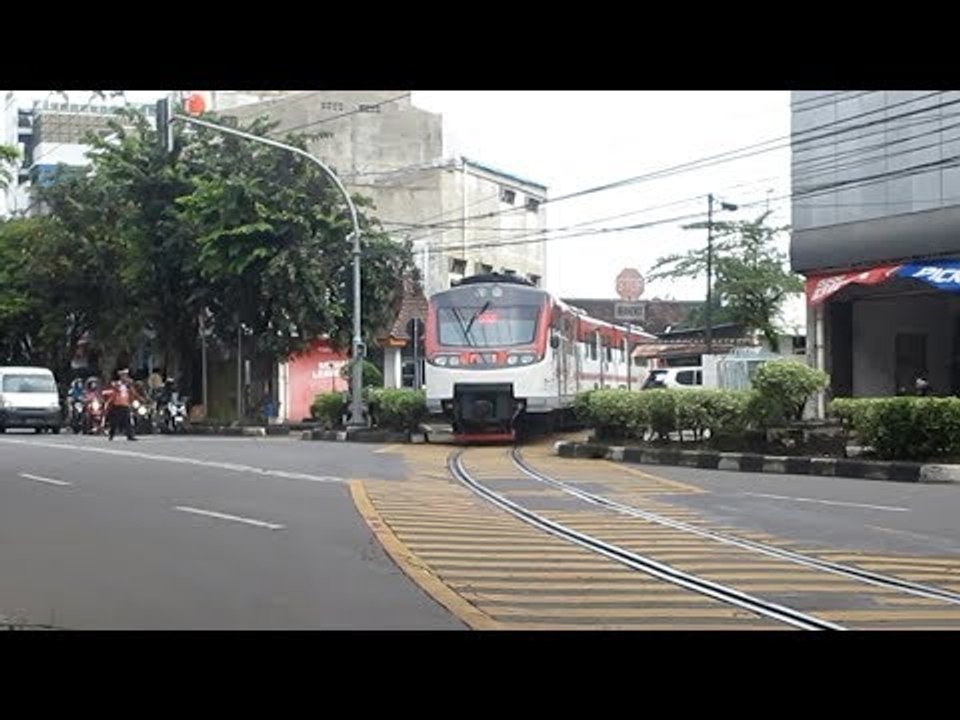Hati - hati Melintas di Pelintasan Kereta Api
