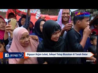 Diguyur Hujan Lebat, Jokowi Tetap Blusukan di Tanah Datar