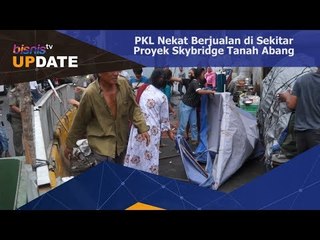 PKL Nekat Berjualan di Sekitar Proyek Skybridge Tanah Abang